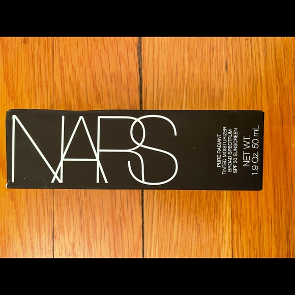 NARS Pure Radiant tinted moisturizer - Picture 3 of 5